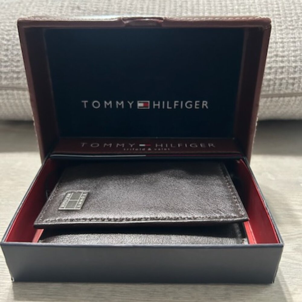 Tommy Hilfiger - NWOT Men's Dark Brown Trifold Leather Wallet & Valet